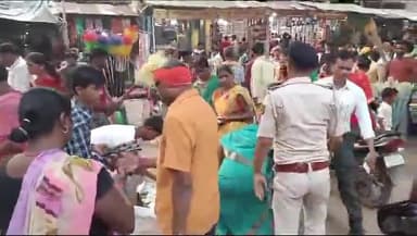 बिहिया: नगर पंचायत बिहिया में धनतेरस पर खरीदारी के लिए उमड़ी लोगों की भीड़