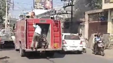झुंझुनू: शहर के रोड नंबर एक स्थित हांडी शाह दरगाह के पास बिजली के ट्रांसफॉर्मर में लगी आग, सूचना पर पहुंची फायर ब्रिगेड