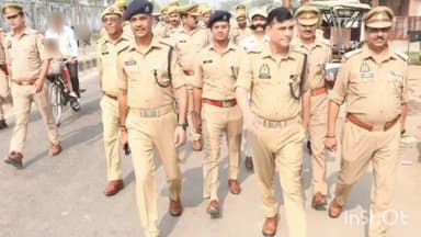 रामपुर: गुरुवार को थाना गंज क्षेत्र में दीपावली पर सुरक्षा के मद्देनज़र पुलिस अधीक्षक ने भारी पुलिस बल के साथ पैदल मार्च किया