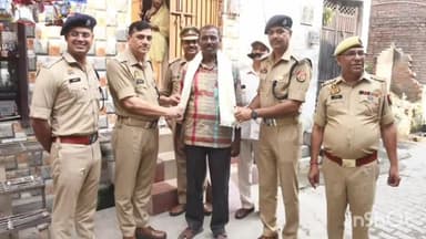 रामपुर: गुरूवार को नगर क्षेत्र में रिटायर्ड पुलिस कर्मियों के घर जाकर पुलिस अधीक्षक विद्यासागर मिश्र ने दीपावली मनाई