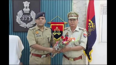 अमरोहा: अमरोहा में दरोगा से इंस्पेक्टर बने तीन पुलिस कर्मियों को एसपी ने कंधों पर लगाए नए पद के सितारे