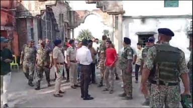 गिरिडीह: सदर प्रखंड के चूंजका और अन्य पोलिंग बूथों का निरीक्षण किया पुलिस ऑब्जर्वर बस्वराज तेली ने