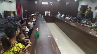 मुगलसराय: दीपावली के पर्व पर एसपी ने पुलिस परिवार के बच्चों के साथ पुलिस लाइन में बांटी खुशियां, दिए उपहार और मनाई दिवाली