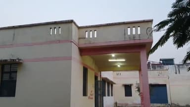 मिलक: नवदिया गांव के पास तेज रफ्तार निजी बस ने ट्रैक्टर ट्राली को मारी जोरदार टक्कर, बस चालक की मौके पर हुई दर्दनाक मौत