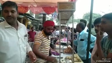 खबर औरैया से मिठाई की दुकान ऊपर हुई जमकर खरीदारी उमडे  ग्राहक