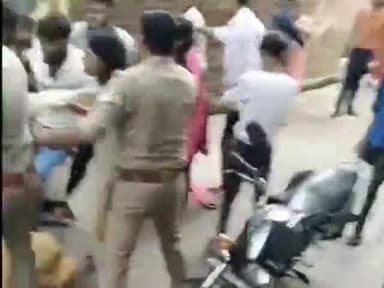 धनौरा: गजरौला के मोहल्ला बसंत विहार में मामूली कहासुनी पर पुलिस की मौजूदगी में महिला को बेरहमी से पीटा