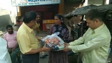 खबर औरैया से मुख्य चिकित्सा अधिकारी ने झोपडी मैं रहने वाले लोगों को खाद सामग्री की वितरित