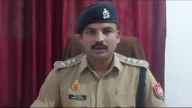 औरैया बिधूना थाना क्षेत्र के अंतर्गत एक बस में आंशिक रूप  से लगी आग के विषय में जानकारी देते  क्षेत्राधिकारी बिधूना