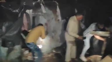 शिवपुरी नगर: ढीमर मोहल्ला में घर में रखी आतिशबाजी में विस्फोट, पड़ोसियों के मकान क्षतिग्रस्त, एक बच्ची घायल