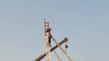 धनौरा: गजरौला तिगरी गंगा धाम में झूले की लापरवाही से हो सकता है बड़ा हादसा, बिना सेफ्टी बेल्ट के तैयार किया जा रहा झूला