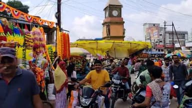 कोंडागांव: कोंडागांव नगर में दिवाली की धूम, बाजारों में रौनक, मिठाई और प्राकृतिक सजावट की दुकानों में लोग कर रहे हैं जमकर खरीददारी