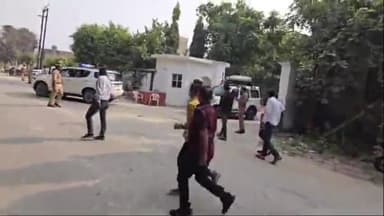 सैफई: दीपावली पर सैफई में सपा प्रमुख अखिलेश यादव और शिवपाल सिंह यादव ने पार्टी कार्यकर्ताओं से की मुलाकात