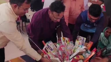 रायसेन: कलेक्टर अरविंद दुबे ने वृद्धाश्रम में वृद्धों के साथ मनाई दिवाली, उपहार भेंट किए