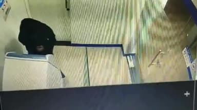 नरवल: सरसौल स्थित एटीएम में बुर्का पहनकर रुपए निकालने पहुंचा युवक, सोशल मीडिया पर हुआ वीडियो वायरल