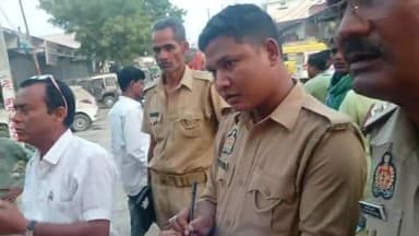 इकौना बस स्टॉप के पास सड़क पर ही खुले में मांस के बेचने पर लोगों की शिकायत पर पहुंची पुलिस