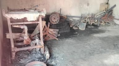 हज़ारीबाग: मां अष्टभुजी ट्रेडर्स में आग लगने से बोलोरो वाहन, सोलर पंप सेट मशीन और कई वस्तुएं जलकर राख हो गईं