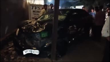 हरदोई: शहर की बावन चुंगी के पास सांडी रोड पर टीवीएस शोरूम के सामने कार की टक्कर से बाइक सवार गंभीर रूप से घायल