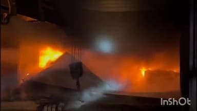 मुज़फ्फरनगर: रुड़की रोड पर जगदंबा ट्रेडर्स के कपड़े के गोदाम में लगी भयंकर आग, दमकल विभाग ने बड़ी मशक्कत के बाद बुझाई आग