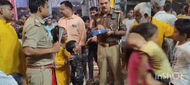 नानपारा: नानपारा पुलिस ने दिवाली की रात गरीब बच्चों को उपहार देकर बांटी खुशियां, चेहरे खिल उठे