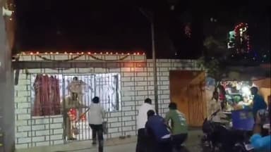 बरेली: प्रेम नगर थाना क्षेत्र के अशरफ खा छावनी में जुआ पकड़ने गई पुलिस टीम से हुई मारपीट, वीडियो हुआ वायरल