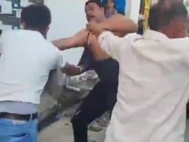 धनौरा: गजरौला के मोहल्ला बसंत बिहार में युवक को लाठी-डंडों से पीटा, घटना का वीडियो हुआ वायरल