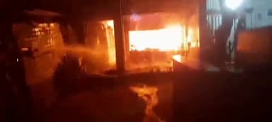 तुरकौलिया: तुरकौलिया बाजार स्थित एक इलेक्ट्रॉनिक दुकान में लगी आग, ₹10 लाख की संपत्ति जलकर नष्ट