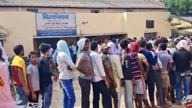 तेघरा: तेघड़ा अनुमंडल के बछवारा बिस्कोमान में उर्वरक लेने के लिए उमरी के किसानों की भीड़, उर्वरक की कमी से किसान परेशान