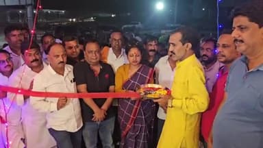 गिरिडीह: टुंडी रोड स्थित उत्सव उपवन में झामुमो प्रत्याशी कल्पना सोरेन ने अपने प्रधान कार्यालय का किया उद्घाटन