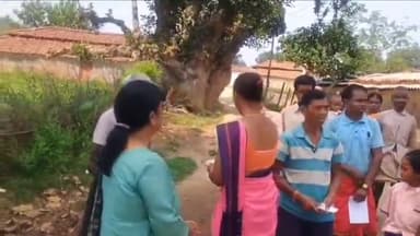 किस्को: किस्को प्रखंड में मतदाताओं को हल्दी-चावल देकर 13 नवंबर 2024 को मतदान के लिए आमंत्रित किया गया