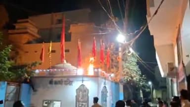 सरदारशहर: गांधी चौक पर स्थित श्री करणी मंदिर की छत पर रखे सामान में पटाखे की चिंगारी से लगी आग, लोगों ने पाया आग पर काबू