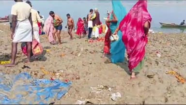 बारा: सुजावन देव घाट पर अव्यवस्थाओं के बीच हजारों श्रद्धालुओं ने यमुना नदी में लगाई आस्था की डुबकी