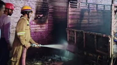 कानपुर: दर्शनपुरवा में लोडर में लगी आग, फायर ब्रिगेड ने आग पर पाया काबू