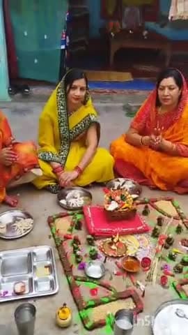 महसी: बरदहा में महिलाओं ने गोवर्धन पूजा की, सुख समृद्धि की दुआ मांगी, शाम को होगा दीपोत्सव