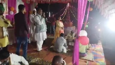 पैसे पर भोली भाली जनता का शौदा न करे !
वीर कुंवर सिंह के धरती वीरों से खाली nh पड़ा है।

भाई दिनेश पूर्व विधायक जगदीशपुर ने