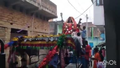 इस्लामनगर अलीगंज: अलीगंज में स्थापित मां काली प्रतिमा का श्रद्धालुओं ने भक्ति भाव से पुरानी दुर्गा मंदिर के तालाब में विसर्जन किया