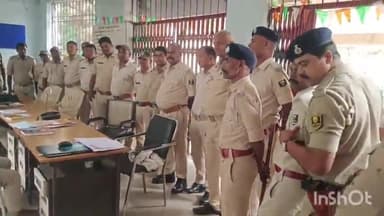 हिलसा: अपराध नियंत्रण, लक्ष्मी पूजा प्रतिमा विसर्जन और छठ पर्व को देखते हुए हिलसा थाना में चौकीदारों को परेड कराई गई