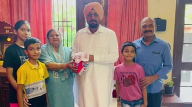 ਡੇਰਾਬਸੀ: ਹਲਕਾ ਡੇਰਾਵਾਸੀ ਤੋਂ ਵਿਧਾਇਕ ਕੁਲਜੀਤ ਸਿੰਘ ਰੰਧਾਵਾ ਨੇ ਜ਼ੀਰਕਪੁਰ ਦੇ ਸਵਾਸਥਿਕ ਵਿਹਾਰ ਖੇਤਰ ਵਿੱਚ ਆਪਣੀ ਭੈਣ ਨਾਲ ਮਨਾਇਆ ਭਾਈ ਦੂਜ ਦਾ ਤਿਉਹਾਰ