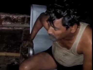 धनौरा: गजरौला के तिगरी गंगा धाम में आत्महत्या के इरादे से युवक ने गंगा में लगाई छलांग, गोताखोरों ने बचाई जान