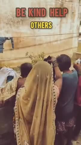 असहाय लोगों को कपड़े दान करती संस्था इमर्जिंग इंडिया फाउंडेशन
#manavta_family