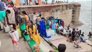 बाढ़: भैया दूज पर बाढ़ के उमानाथ घाट पर उमड़ी श्रद्धालुओं की भीड़