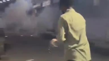 बूंदी: दीपावली पर बूंदी जिले में आयोजित हुआ अनोखा पटाखा युद्ध, एक-दूसरे के ऊपर फेंके गए जलते हुए पटाखे