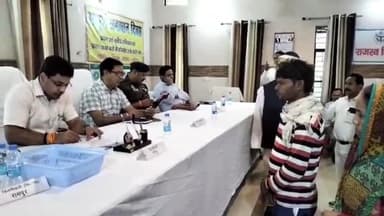 मिलक: मिलक एसडीएम सभागार में जिलाधिकारी ने समाधान दिवस के दौरान 27 फरियादियों की फरियाद सुनी, 4 फरियादियों का निस्तारण किया