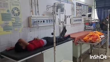 जमुई: मनीकुरा गांव के पास तेज रफ्तार वेगन आर वाहन सड़क किनारे रखे गिट्टी के ढेर से टकराया, चार लोग घायल हुए