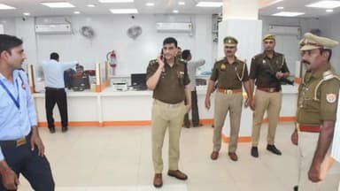 रामपुर: सोमवार को पुलिस अधीक्षक विद्यासागर मिश्र ने स्टेट बैंक ऑफ इंडिया और बैंक ऑफ बड़ौदा का निरीक्षण किया