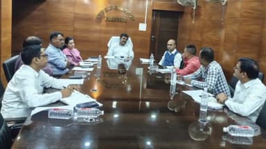 कांके: धुर्वा स्थित निर्वाचन सदन में मुख्य निर्वाचन पदाधिकारी ने संस्थानों को मतदान के दिन छुट्टी देने का निर्देश दिया