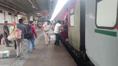 मुगलसराय: डीडीयू जंक्शन पर त्योहारों की भीड़ को देखते हुए आरपीएफ की टीम ने मदद के साथ लोगों को जागरूक किया