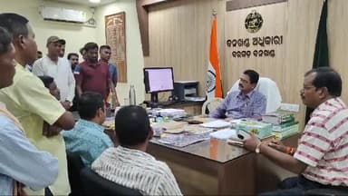 ବରଗଡ ସଦର: ବରଗଡ଼ ବନଖଣ୍ଡ ଅଧିକାରୀଙ୍କ କାର୍ଯ୍ୟାଳୟର ଦ୍ୱାରସ୍ଥ ହେଲେ ଭଟଲି ଓ ଅମ୍ବାଭୋନା ବ୍ଲକର ଚାଷୀ