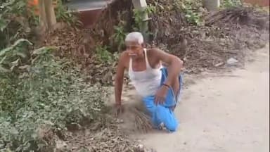 चेरिया बरियारपुर: विक्रमपुर वार्ड संख्या 6 में एक दिव्यांग वृद्ध व्यक्ति ने छठ घाट जाने वाले मार्ग की सफाई की