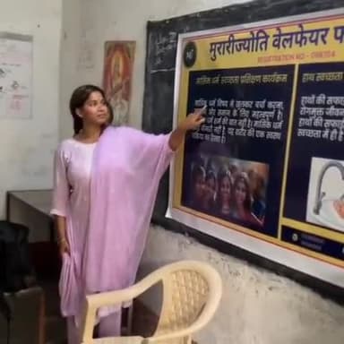 गोगरी: लंदन से आई मनोवैज्ञानिक ने फतेहपुर जमालपुर गोगरी के राजकीय मध्य विद्यालय में बालिकाओं को मासिक धर्म के बारे में जागरूक किया