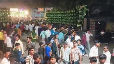 बारा: गौहनिया बाजार में दशहरा मेले के आयोजन में उमड़ी लोगों की भीड़, ACP ने पुलिस टीम के साथ किया भ्रमण